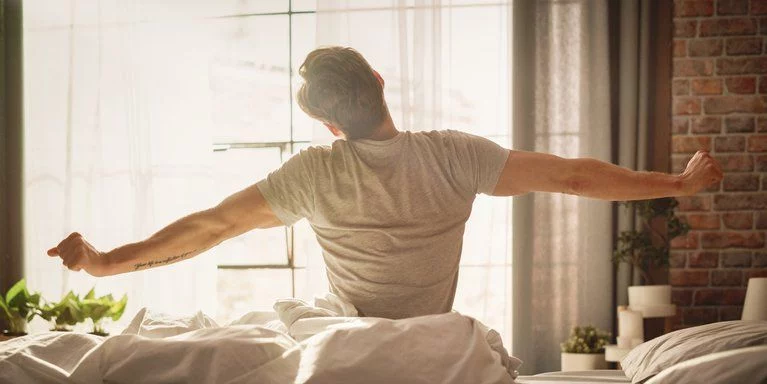 ¿Te cuesta levantarte por la mañana?: trucos para empezar el día con energía