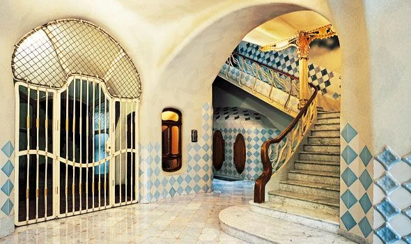 El rincón más infravalorado de Barcelona donde la magia de Gaudí cobra vida 83 Un edificio lleno de simbolismo y leyendas
