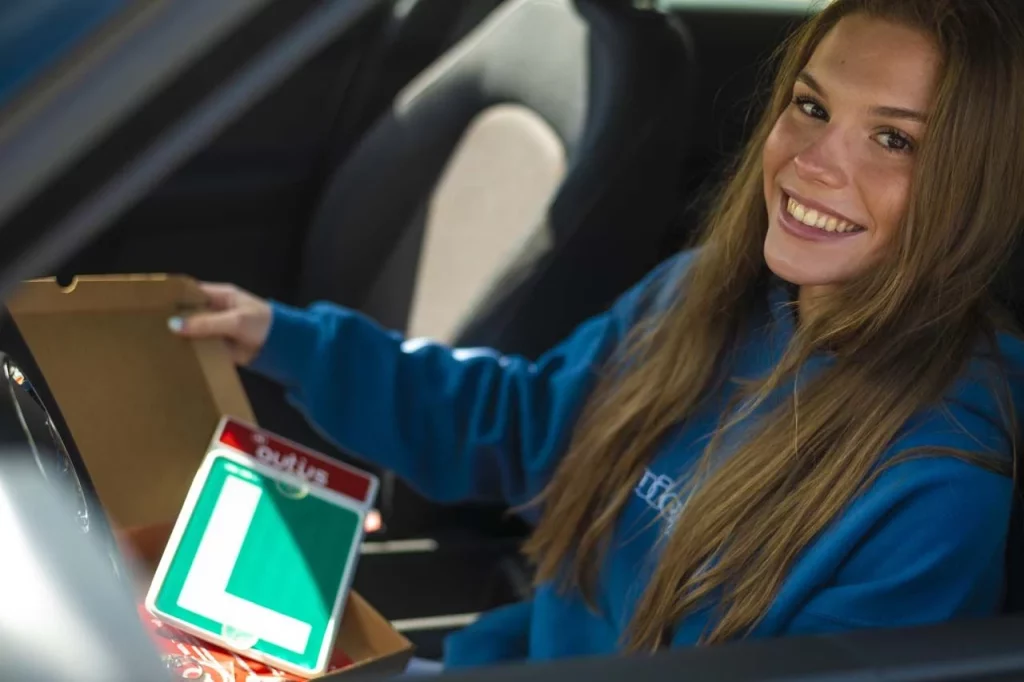 Un cartel con mensaje que debería enmarcarse (o al menos llegar a la DGT)