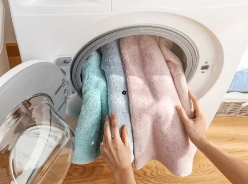 Un microbiólogo explica cada cuánto tiempo hay que lavar las toallas Un microbiólogo explica cada cuánto tiempo hay que lavar las toallas