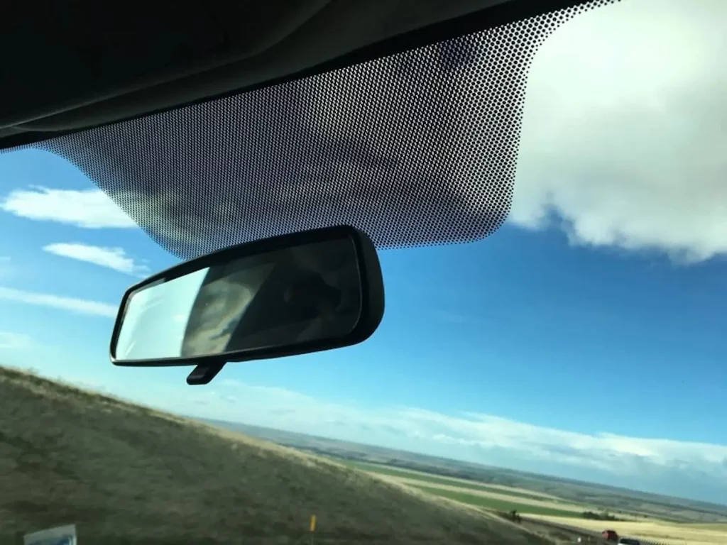 El misterio detrás de los puntos negros en el parabrisas de tu coche 44 Una conexión clave entre el cristal y el adhesivo