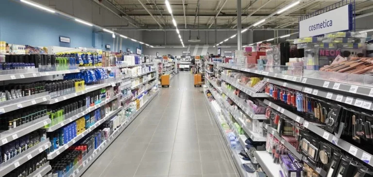 Peligra el imperio de Carrefour y Alcampo: el supermercado que no deja de abrir tiendas en España