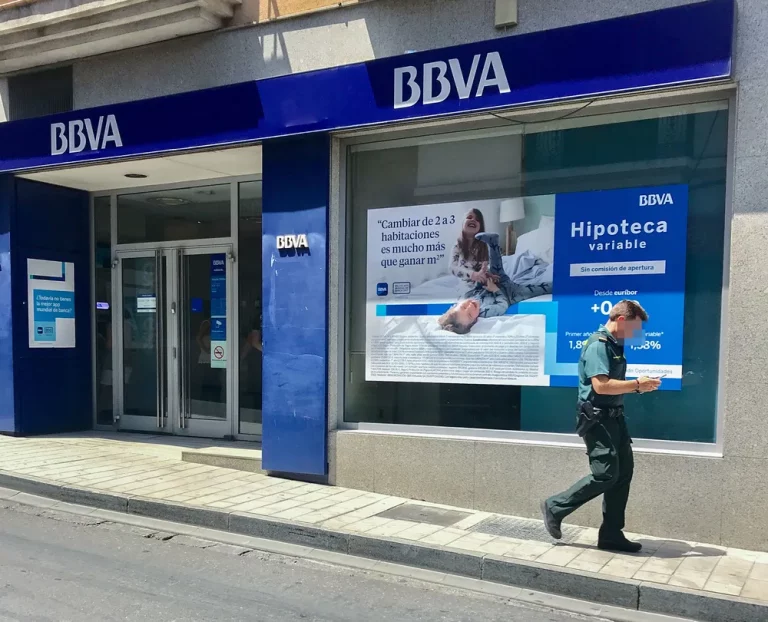 BBVA tira la casa por la ventana y regala 720 euros a clientes de Cuenta Online sin comisiones con este requisito