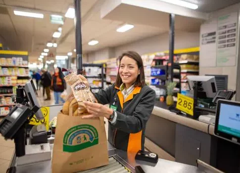 Cuánto ganan los supermercados por las bolsas de plástico que cobran Cuánto ganan los supermercados por las bolsas de plástico que cobran