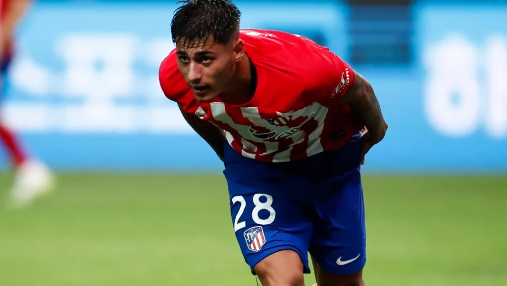 Simeone queda sorprendido con Carlos Martín. Fuente: Agencias