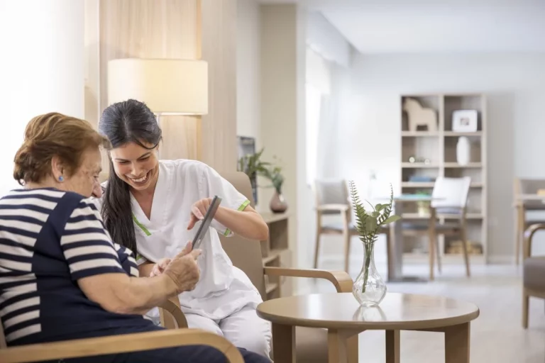 Entidades destacan el impacto positivo de las terapias centradas en la persona ante el envejecimiento de la población