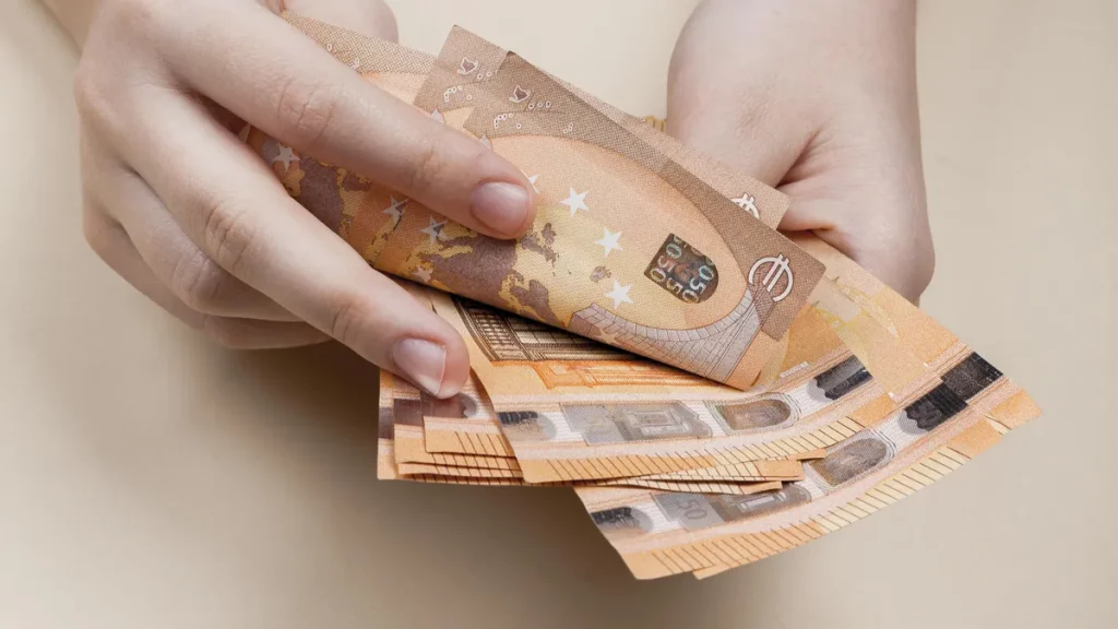 El papel de los bancos en el control de los pagos en efectivo