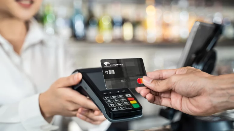 La tarjeta bancaria desaconsejada por la OCU: alerta por sus comisiones abusivas