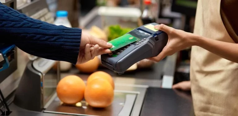 Las mejores tarjetas bancarias para viajar al extranjero en verano 2026: sin comisiones