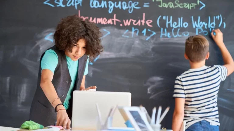 IGNITE impactó en 2024 a más de 30.000 estudiantes y docentes a través de extraescolares y IGNITE Copilot