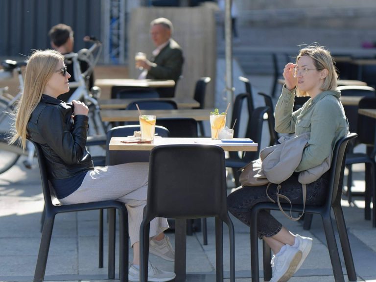 Disfrutar de una cena o un aperitivo en una terraza en Málaga
