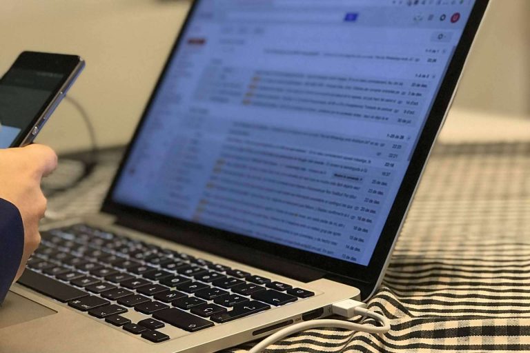 Jo t'ho faig; el pequeño emprendimiento de dos catalanes para ayudar en los trámites digitales