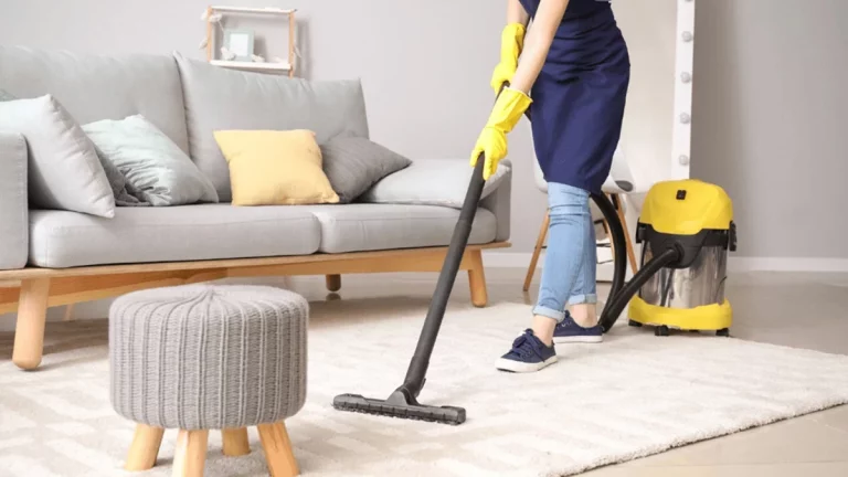 El impacto del aumento del SMI agudiza la contratación de las empleadas de hogar