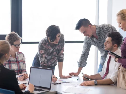 jóvenes en una oficina