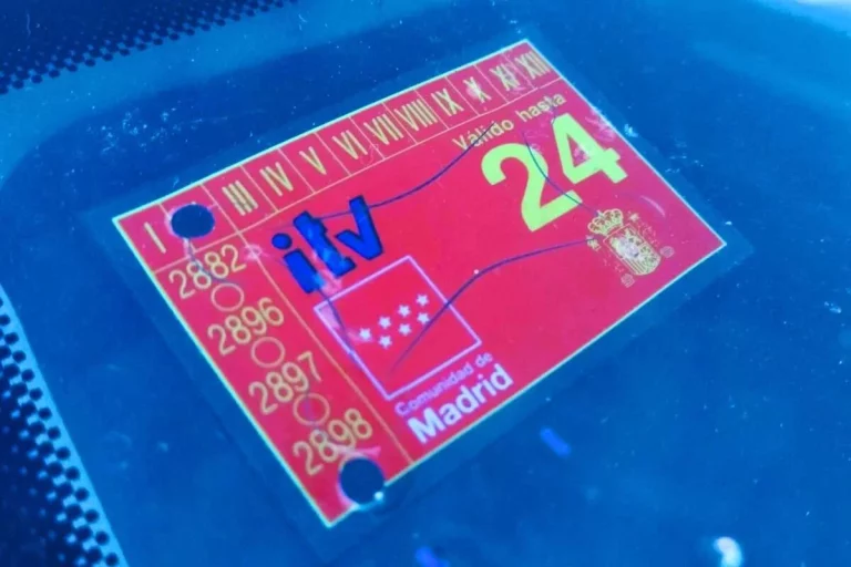 Qué significa el color de la pegatina de la ITV y por qué se lleva en el parabrisas