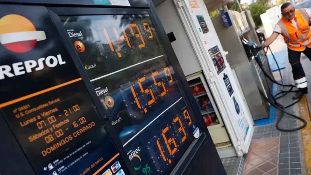 Se agravan los precios de la gasolina a la espera del impuesto al diésel: suben más de 5 céntimos por litro en un mes /EFE Viajar en Navidad será un poco más barato por lo que está pasando con la gasolina y el diésel Fuente: Agencas