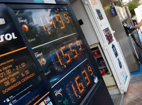 Se agravan los precios de la gasolina a la espera del impuesto al diésel: suben más de 5 céntimos por litro en un mes /EFE Viajar en Navidad será un poco más barato por lo que está pasando con la gasolina y el diésel Fuente: Agencas