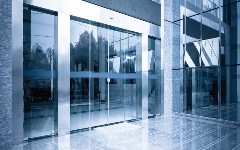 Tipos de vidrios con las que se fabrican las puertas de cristal automáticas