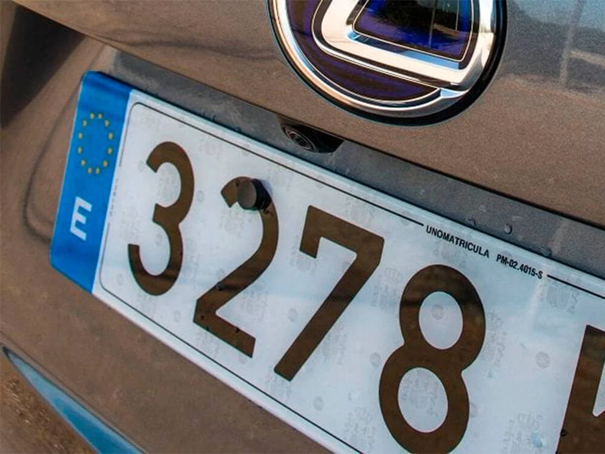 Alerta conductores: Si tienes esta matrícula la DGT podría aplicarte una multa de hasta 6000 euros Alerta conductores: Si tienes esta matrícula la DGT podría aplicarte una multa de hasta 6000 euros