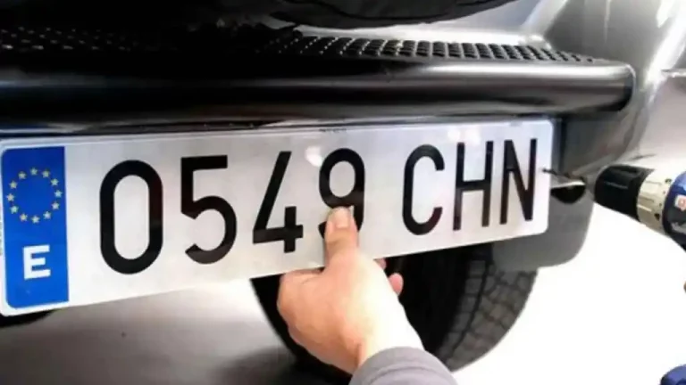 Alerta conductores: La DGT puede multarte por tener así la matrícula
