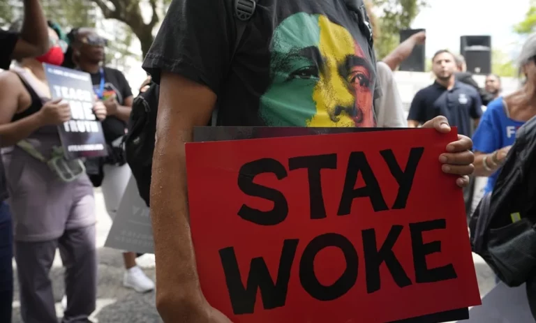 'Woke', el movimiento contra injusticias sociales demonizado por Trump