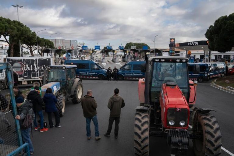 Los agricultores catalanes llegan a un acuerdo con la Generalitat para desconvocar las protestas