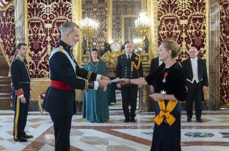Felipe VI recibe las cartas credenciales de seis nuevos embajadores en Madrid