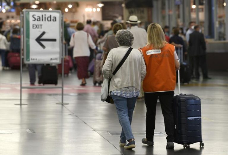 El Ministerio de Transportes invierte 5 millones a través de Adif para el acceso a trenes en sillas de ruedas