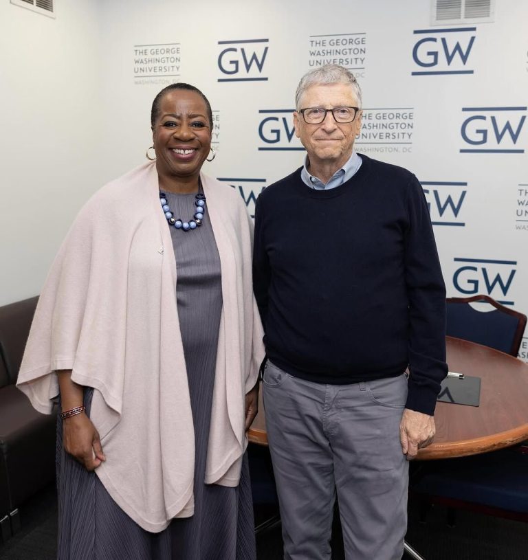 Bill Gates dona a United Way los ingresos de su libro 'Código abierto' para apoyar el bienestar social
