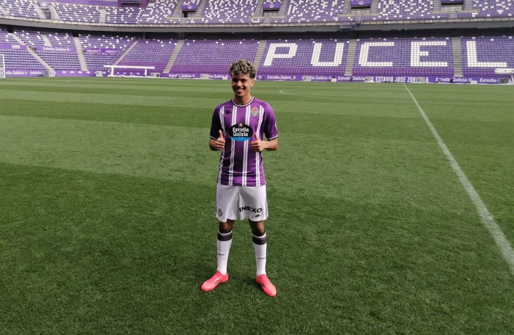 Adam Aznou quiere al Valladolid de trampolín para fichar por un grande de LaLiga 1 Adam Aznou