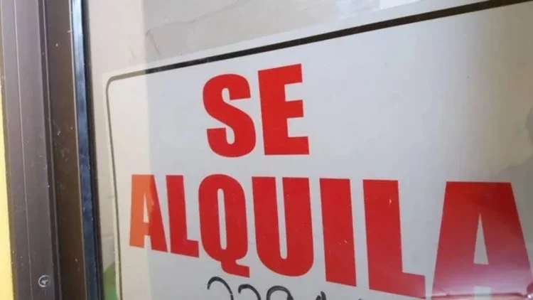 Las familias con ingresos medios en España ya no pueden acceder al alquiler de viviendas de 2 habitaciones 1 Cartel de anuncio de alquiler en España Fuente: Europa Press