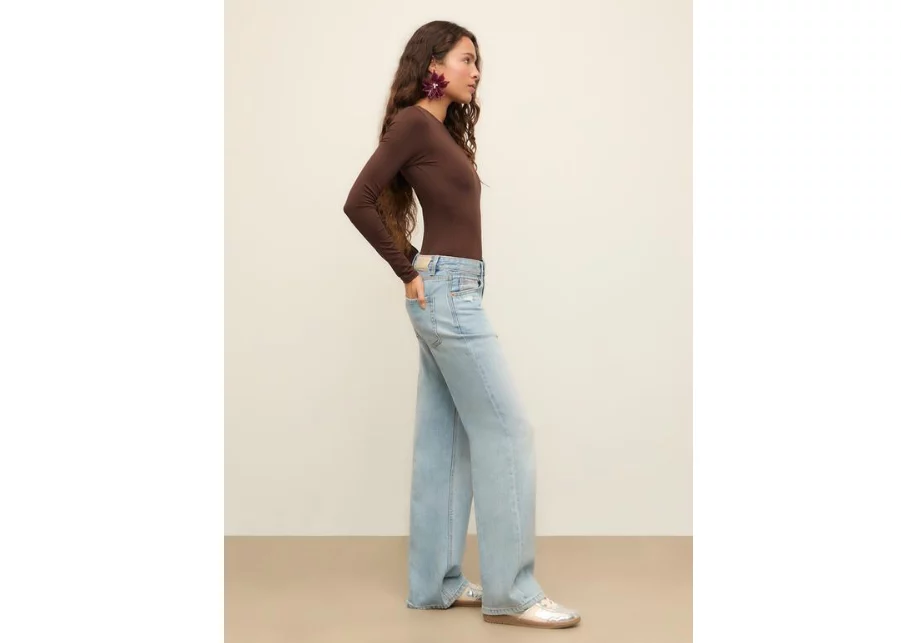 Arrasan en Stradivarius los pantalones de tiro alto que lleva Marta Sánchez con camiseta a rayas