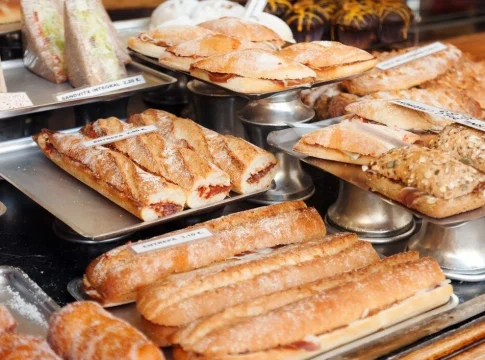 Bocadillos gigantes y cerveza a 1 euro en pleno corazón del barrio de La Latina en Madrid Bocadillos gigantes y cerveza a 1 euro en pleno corazón del barrio de La Latina en Madrid