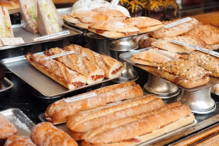 Bocadillos gigantes y cerveza a 1 euro en pleno corazón del barrio de La Latina en Madrid