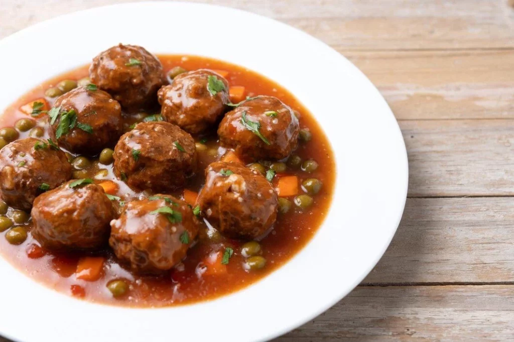 Da forma a las albóndigas y ¡a la sartén!