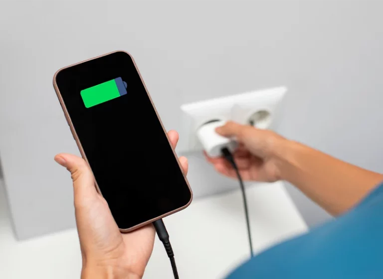 Cargador o móvil: lo que conectas primero al enchufe sí que importa