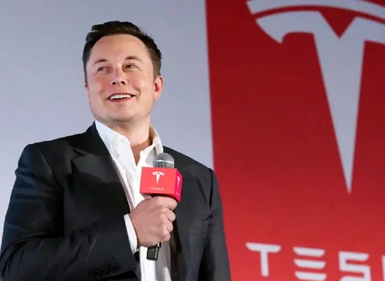 Elon Musk desvela la fecha en la que llegará el robotaxi sin supervisión de Tesla