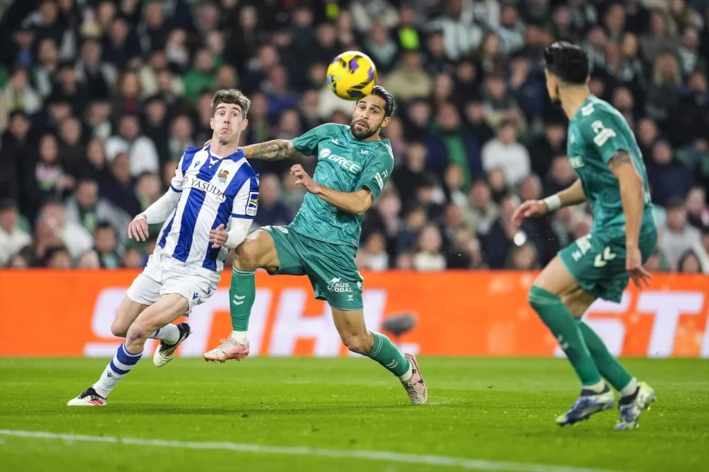 El subidón de Perraud puede alterar el plan del Betis 1 El nivel de Perraud y Ricardo Rodríguez alivia el mercado de fichajes del Betis. Fuente: Agencias