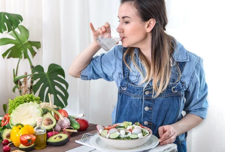 El error común al beber agua en las comidas que puede hacer tu digestión más pesada, según una nutricionista