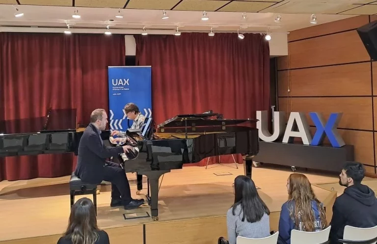 Dorantes y Moisés P. Sánchez ensayan la obra que estrenarán en el Festival Piano Day en UAX