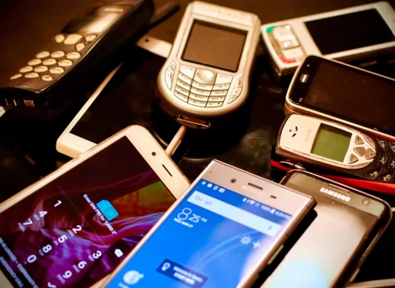 Estos teléfonos móviles antiguos valen más de 3.800 euros y los puedes tener en el cajón