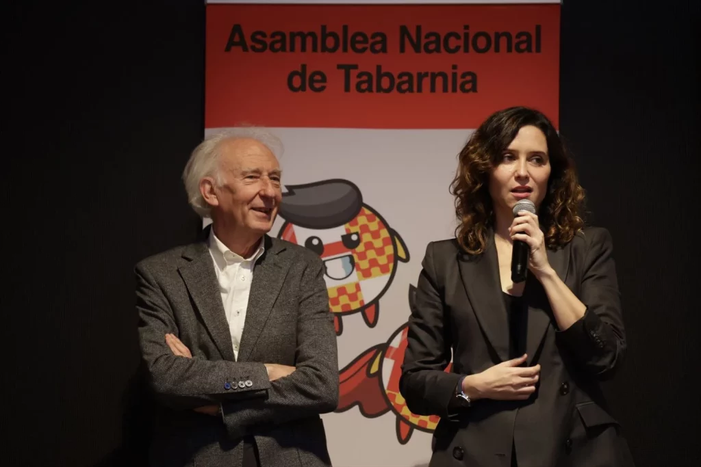 Boadella vuelve a Madrid con 'Ella', una obra sobre la resiliencia y fuerza de la mujer 1 La presidenta de la Comunidad de Madrid, Isabel Díaz Ayuso, y el presidente de la plataforma Asamblea Nacional de Tabarnia, Albert Boadella (Fuente: Agencias)