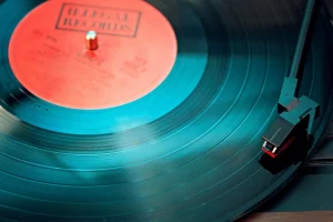 Los 'listening bars' arrasan: bares donde se escucha música en silencio y vinilo de alta fidelidad