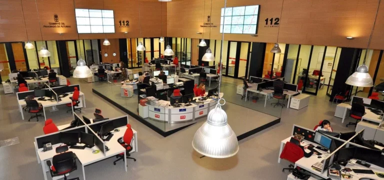 Cuatro personas resultan intoxicadas leves por inhalación de uno en el incendio de una vivienda en Avilés