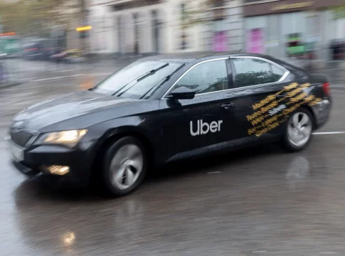 La presidente de la Comunidad Autónoma de Madrid, Isabel Díaz Ayuso, vuelve a darle oxígeno a las nuevas VTC a través de las ZBE