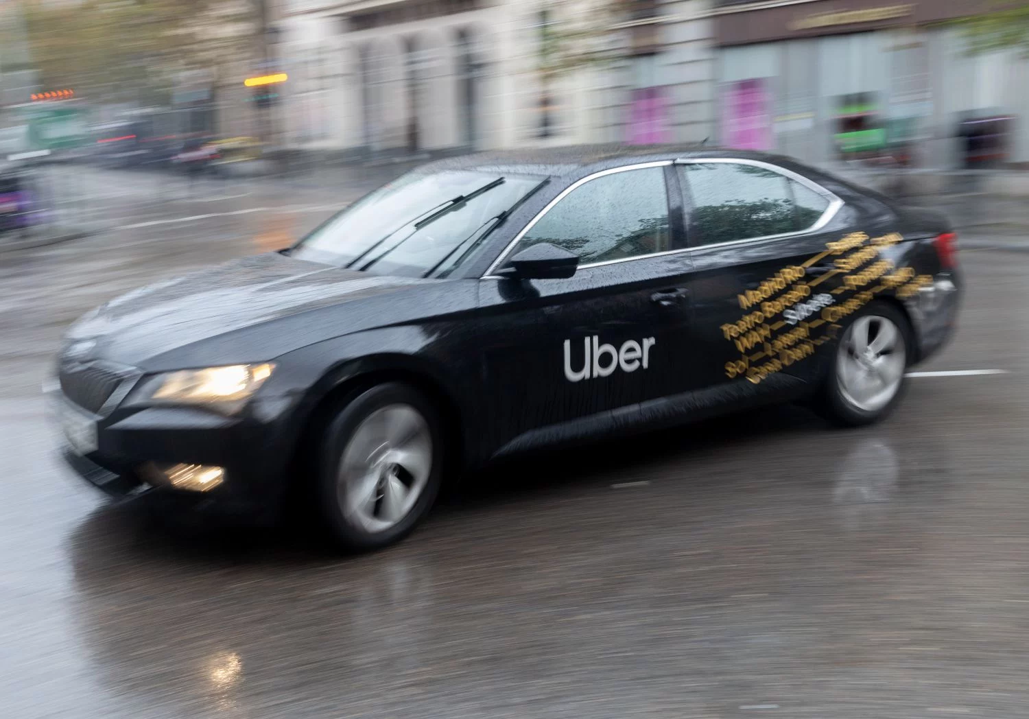 La presidente de la Comunidad Autónoma de Madrid, Isabel Díaz Ayuso, vuelve a darle oxígeno a las nuevas VTC a través de las ZBE