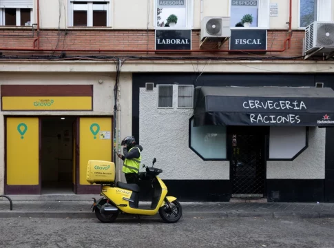 Glovo revisará las altas de la seguridad social de sus riders que considere aún operaban como autónomos