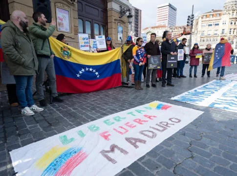 EuropaPress_6447462_varias_personas_concentracion_venezuela_libre_frente_teatro_arriaga_12 Venezolanos