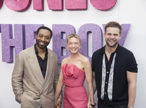 Los actores Chiwetel Ejiofor, Renee Zellweger and y Leo Woodall en la última película de la saga Bridget Jones (Fuentes: Agencias)
