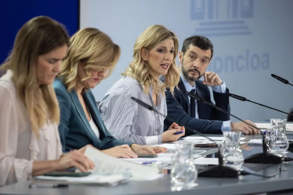 (I-D) La vicepresidenta tercera y ministra para la Transición Ecológica y el Reto Demográfico, Sara Aagesen; la ministra Portavoz, de Educación, Formación Profesional y Deportes, Pilar Alegría; la vicepresidenta segunda y ministra de Trabajo y Economía Social, Yolanda Díaz; y el ministro de Derechos Sociales, Consumo y Agenda 2030, Pablo Bustinduy, durante la rueda de prensa tras el Consejo de Ministros, en el Palacio de la Moncloa, a 11 de febrero de 2025, en Madrid (Fuente: Agencias).